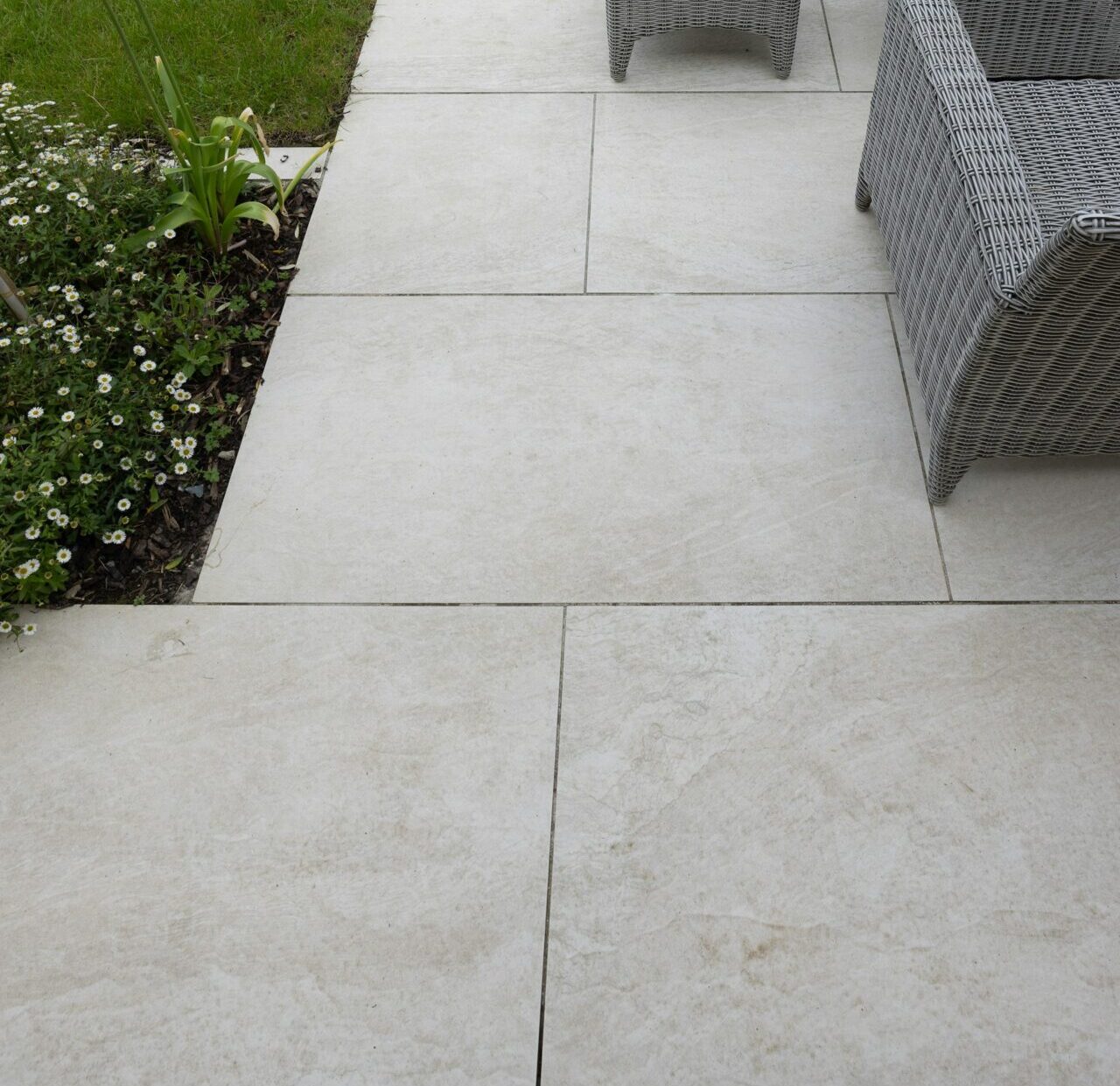 Opločnici i vrt slika